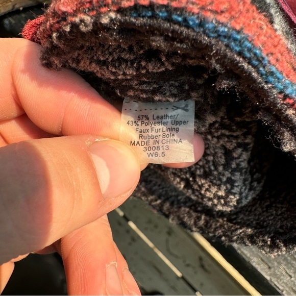 Toms Women’s Red Suede Aztec Print Faux Fur Wrap Laces‎ Moccasin Boots Size 6.5 - Picture 9 of 9